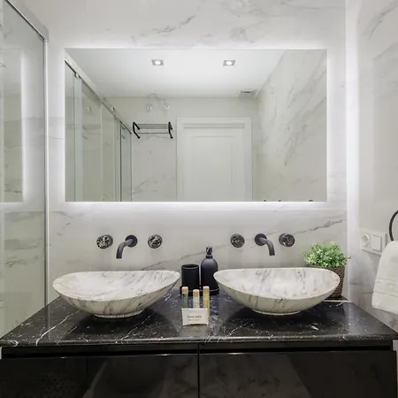 2 Bedroom In Golden Mile Apartment